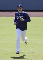 　試合前練習でダッシュする佐々木（共同）