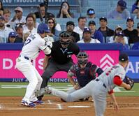 　１回、四球を選ぶ大谷。投手ゴア（共同）