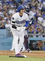 　３回、四球を選んだ大谷（共同）
