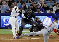 　４回、右前適時打を放つ大谷。投手ゴア（共同）