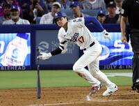 　４回、右前適時打を放つ大谷（共同）