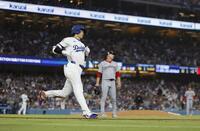 　４回、右前適時打を放った大谷。奥は投手ゴア（共同）