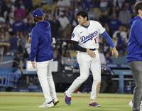 　ナショナルズに勝利し、おどけて山本（左）をにらむ大谷（共同）