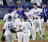 　勝利し、チームメートを迎える大谷（１７）＝共同