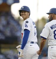 　１回、一塁上で笑顔の大谷（共同）