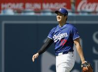 　キャッチボール中、笑顔を見せる大谷（共同）