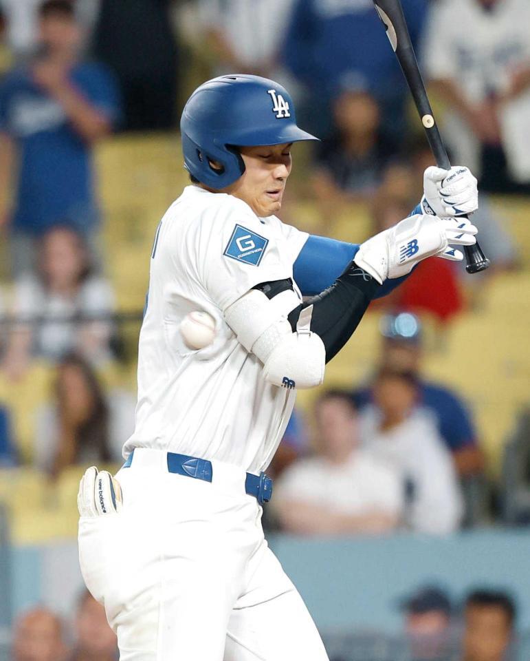 　９回、死球を受けるドジャース・大谷（共同）