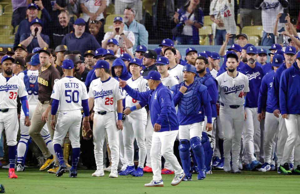 　タティスの死球を発端にベンチを飛び出した両軍。中央奥は大谷（共同）