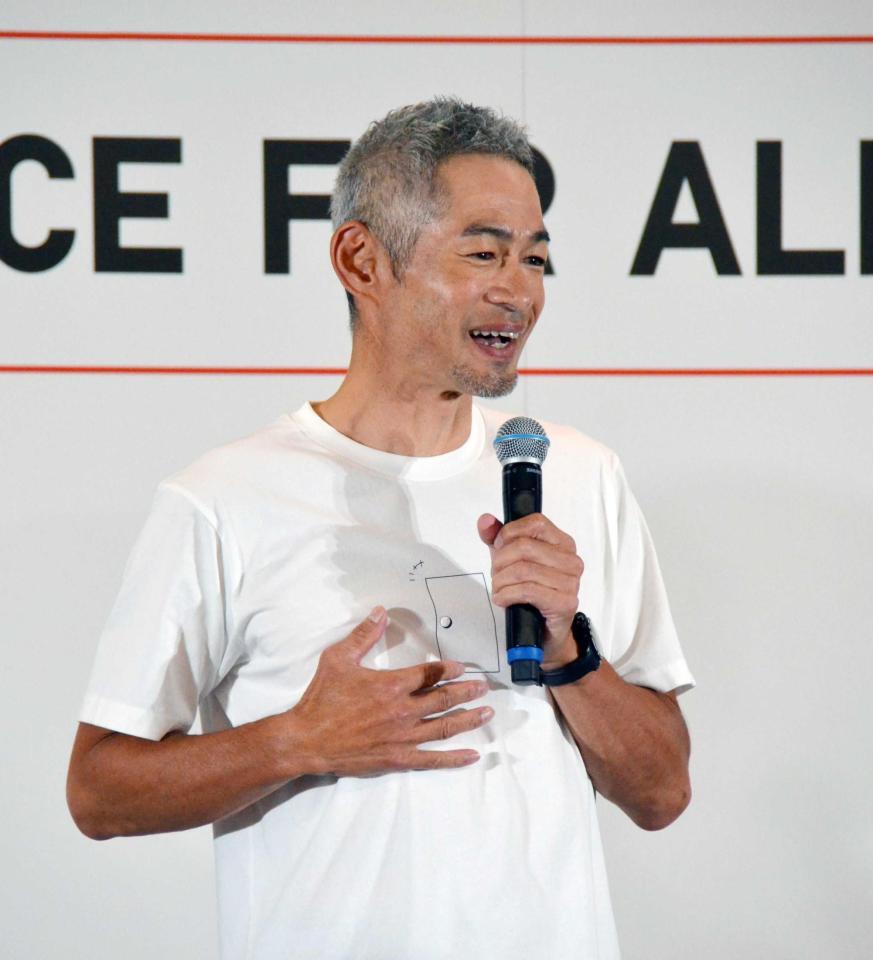 　ステージに登壇して笑顔を見せるイチロー氏