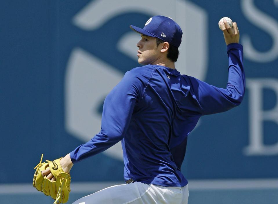 　キャッチボールする佐々木（共同）