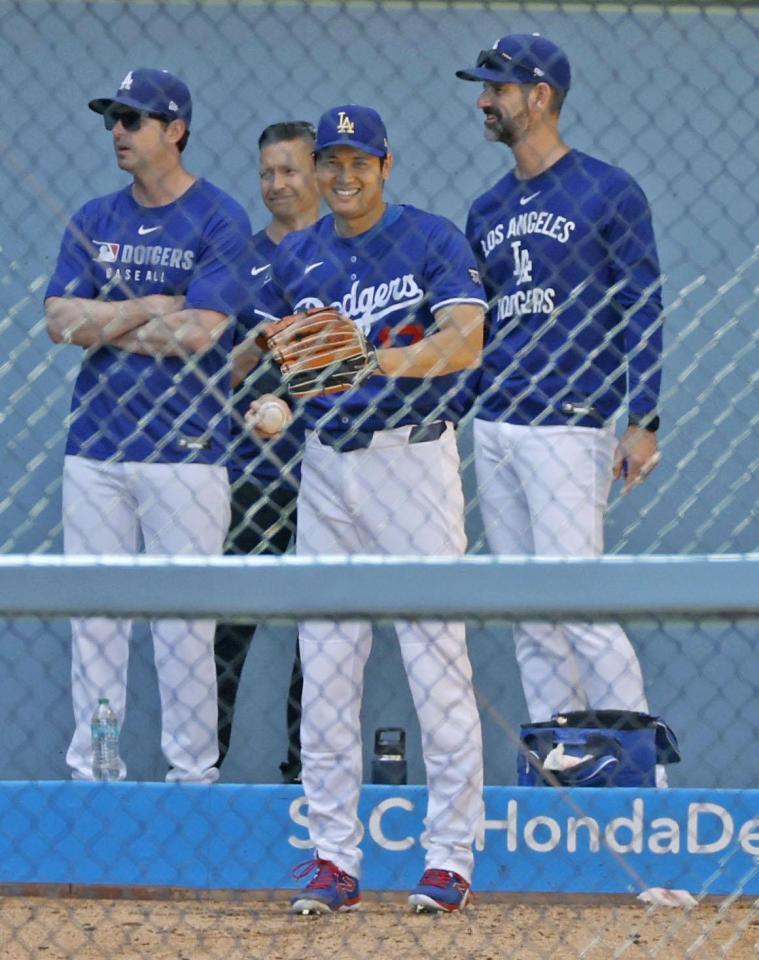 　ブルペンで投球練習中、笑顔を見せる大谷（共同）