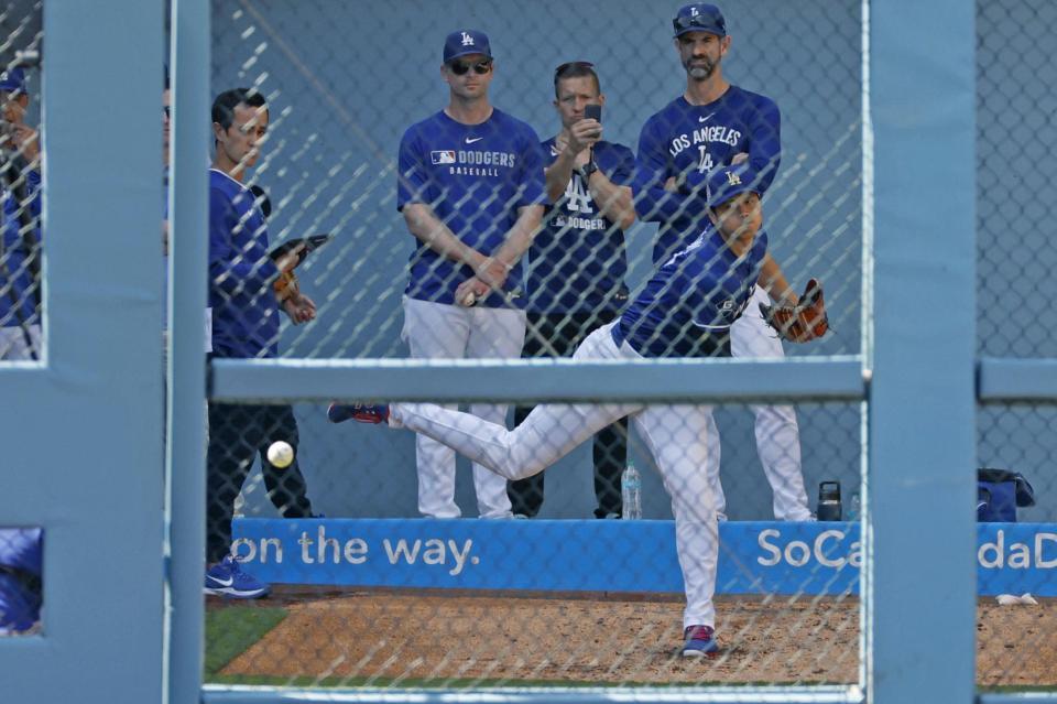 　ブルペンで投球練習する大谷（共同）