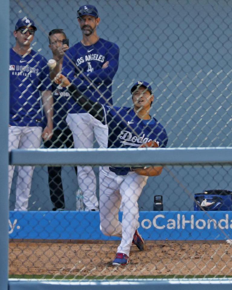 　ブルペンで投球練習する大谷（共同）