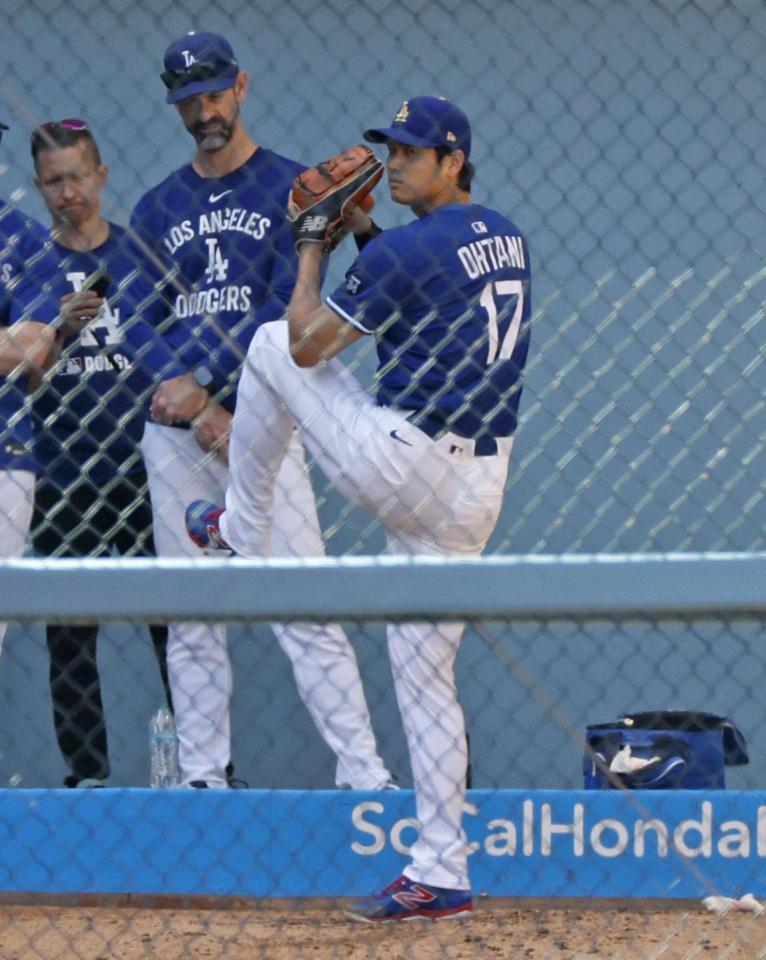 　ブルペンで投球練習する大谷（共同）