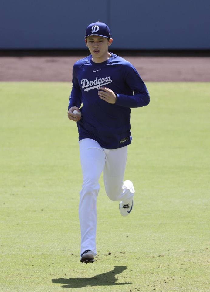 　試合前練習でダッシュする佐々木（共同）