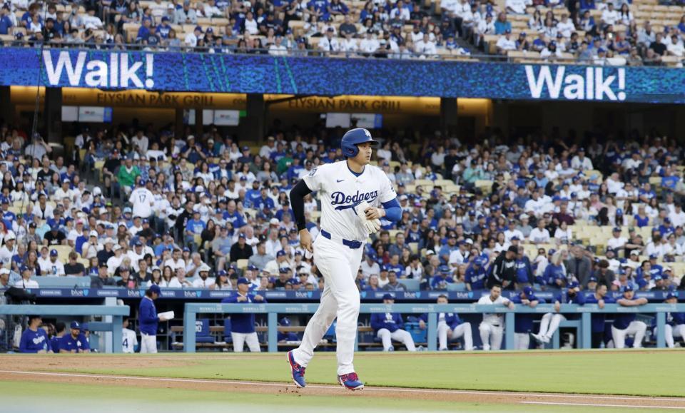 　１回、四球を選んだ大谷（共同）