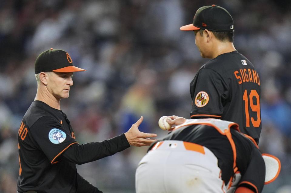 　４回途中、降板する菅野（１９）＝ＡＰ＝共同