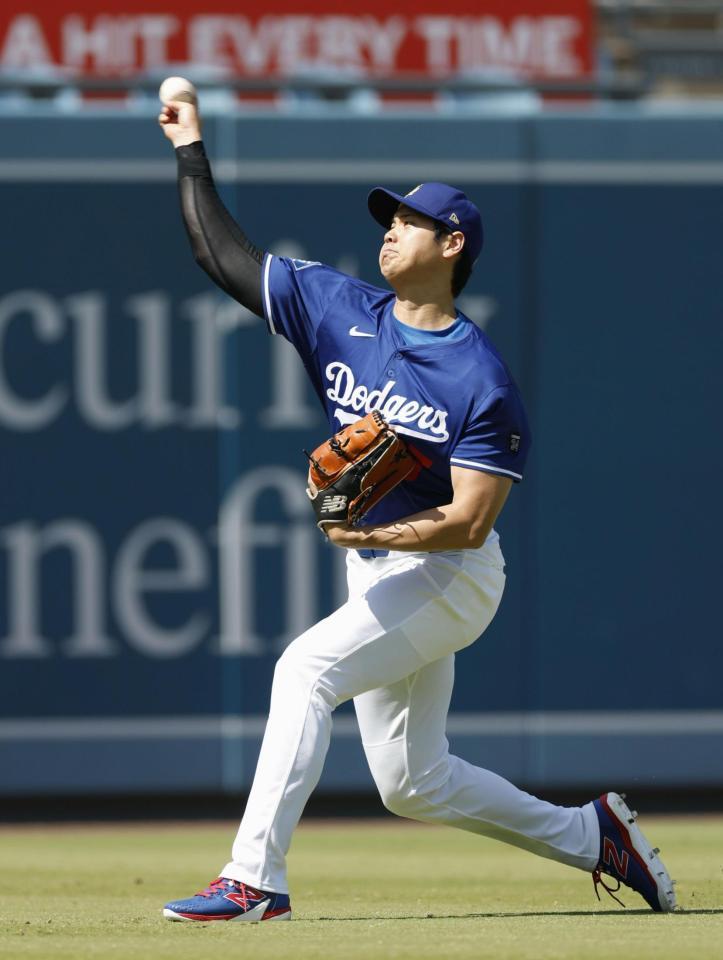 　キャッチボールする大谷（共同）