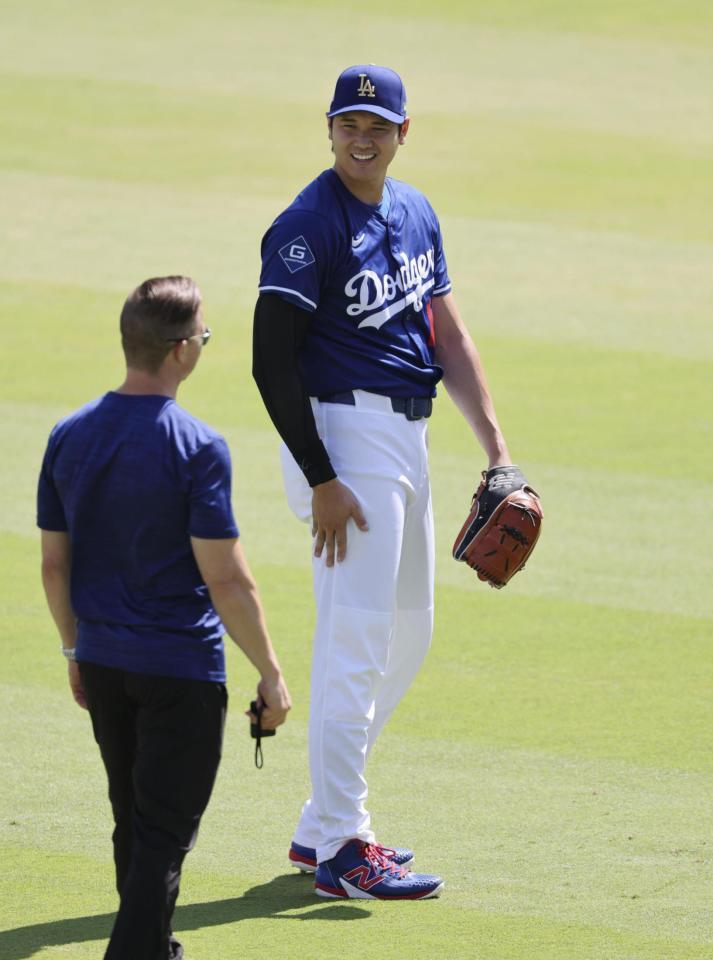 　試合前練習で笑顔を見せる大谷（共同）