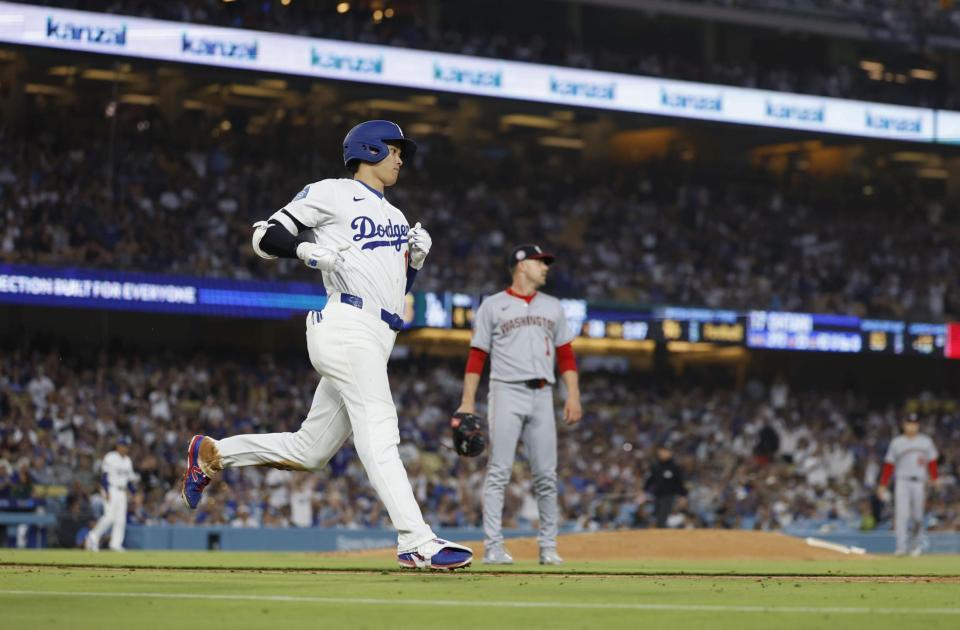 　４回、右前適時打を放った大谷。奥は投手ゴア（共同）