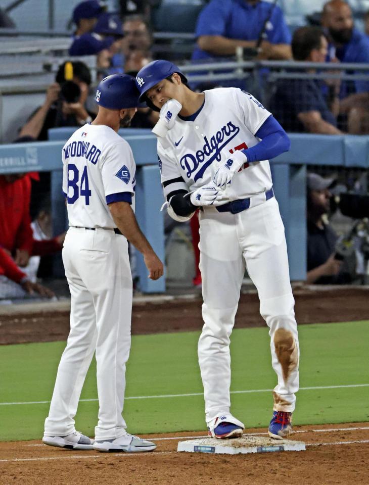 　４回、右前適時打を放ち出塁した大谷（共同）