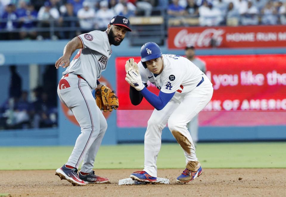 　３回、ベッツのゴロで二封された大谷（共同）