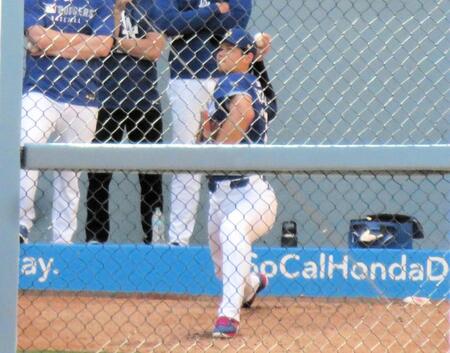 　試合前にブルペンで投球練習を行う大谷（撮影・小林信行）