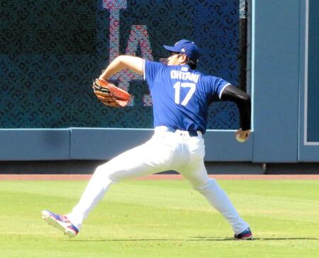 　試合前のフィールドでキャッチボールを行う大谷（撮影・小林信行）