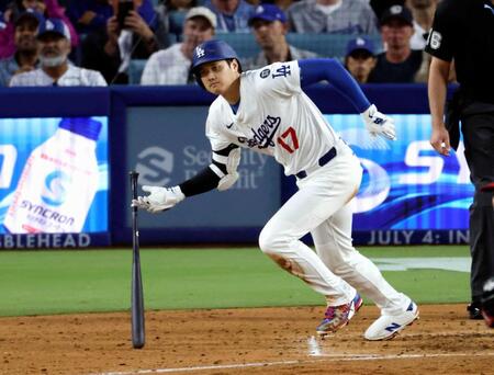 　４回、右前適時打を放つドジャース・大谷（共同）
