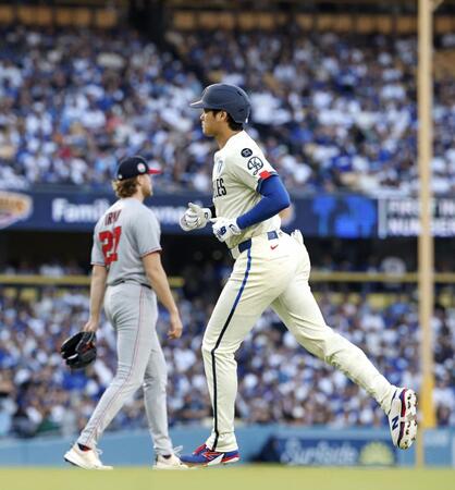 　ナショナルズ戦の１回、中飛に倒れたドジャース・大谷。奥は投手アービン＝ロサンゼルス（共同）