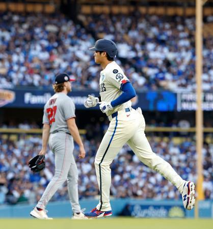 　ナショナルズ戦の１回、中飛に倒れたドジャース・大谷。奥は投手アービン＝ロサンゼルス（共同）