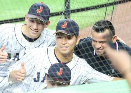 　２３年ＷＢＣ準決勝・日本代表対メキシコ代表の試合前、戸郷、大城らを激励するパーラ氏