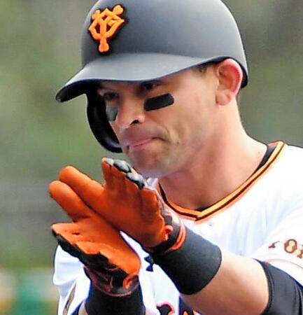 　サメポーズを決めるパーラ＝２０年