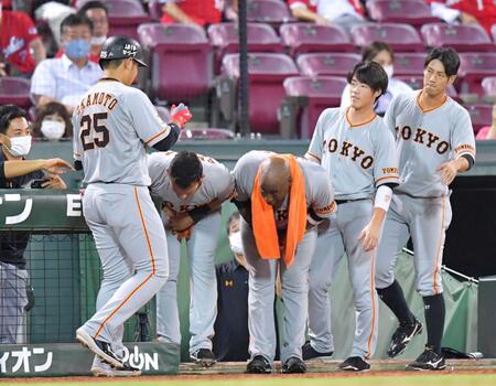   ２ランを放ちベンチへ戻った岡本（２５）を深々とお辞儀をして出迎える（中央右から）ウィーラーとパーラ＝２０年