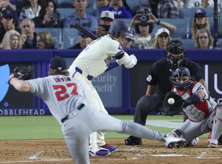 　ナショナルズ戦の５回、見逃し三振に倒れるドジャース・大谷。投手アービン＝ロサンゼルス（共同）