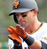 　サメポーズを決めるパーラ＝２０年