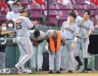   ２ランを放ちベンチへ戻った岡本（２５）を深々とお辞儀をして出迎える（中央右から）ウィーラーとパーラ＝２０年