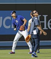 　キャッチボール中、飛んできた打撃練習のボールを見るドジャース・大谷＝ロサンゼルス（共同）