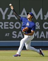 　キャッチボールするドジャース・大谷＝ロサンゼルス（共同）