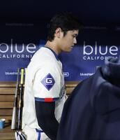 　ナショナルズに敗れ、引き揚げるドジャース・大谷。この試合４打数無安打だった＝ロサンゼルス（共同）