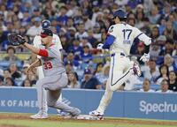 　ナショナルズ戦の７回、遊ゴロに倒れたドジャース・大谷（17）＝ロサンゼルス（共同）