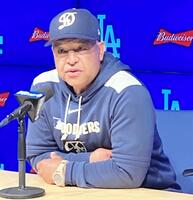 　試合後の会見で質問に答えるロバーツ監督（撮影・小林信行）