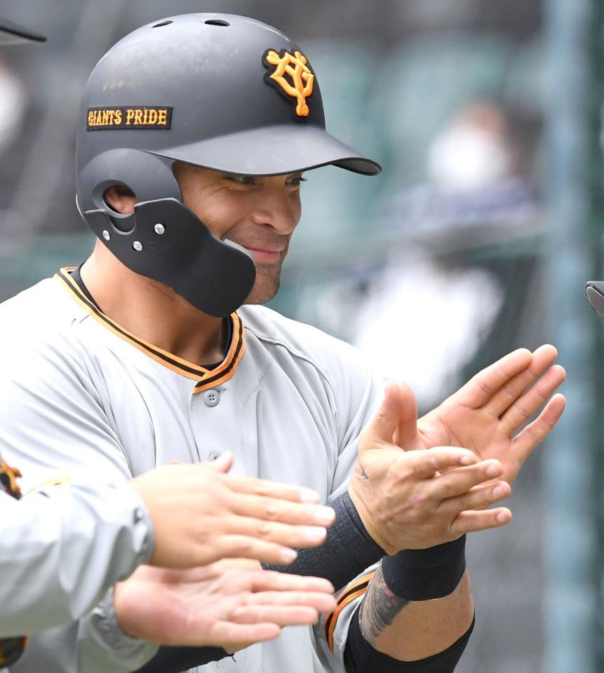 　笑顔でサメポーズを決めるパーラ＝２０年