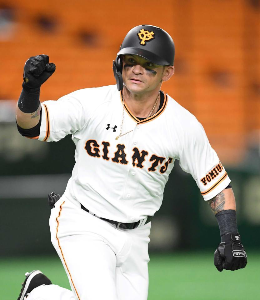 　タイムリーを放ちガッツポーズするパーラ＝２０年