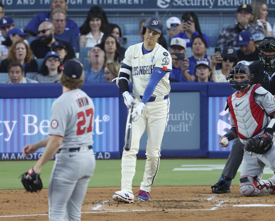　ナショナルズ戦の３回、空振り三振に倒れたドジャース・大谷。投手アービン＝ロサンゼルス（共同）