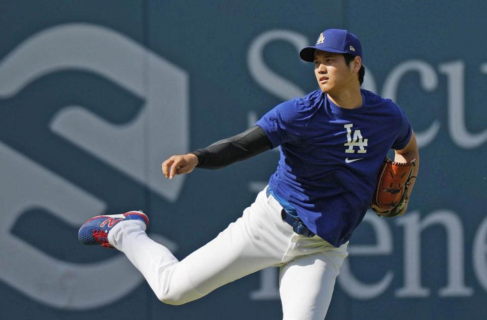 　キャッチボールするドジャース・大谷＝ロサンゼルス（共同）