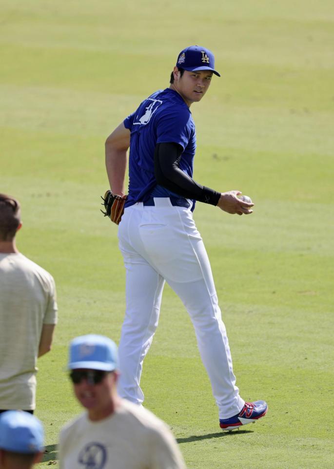 　キャッチボールするドジャース・大谷＝ロサンゼルス（共同）