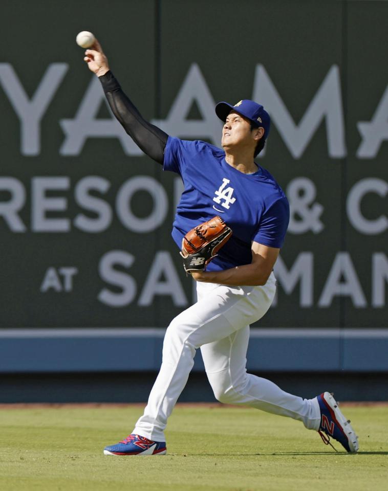 　キャッチボールするドジャース・大谷＝ロサンゼルス（共同）