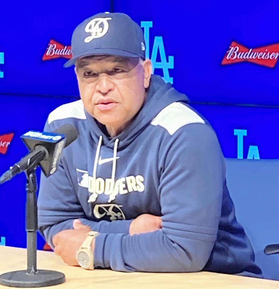 　試合後の会見で質問に答えるロバーツ監督（撮影・小林信行）