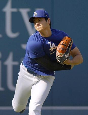 　キャッチボールする大谷